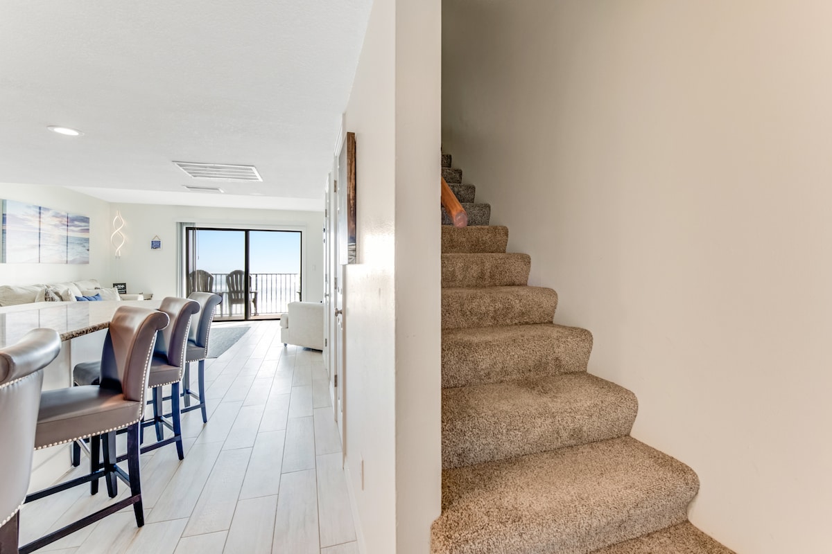 Modern Decor and Ocean Galore! New Renovated Condo