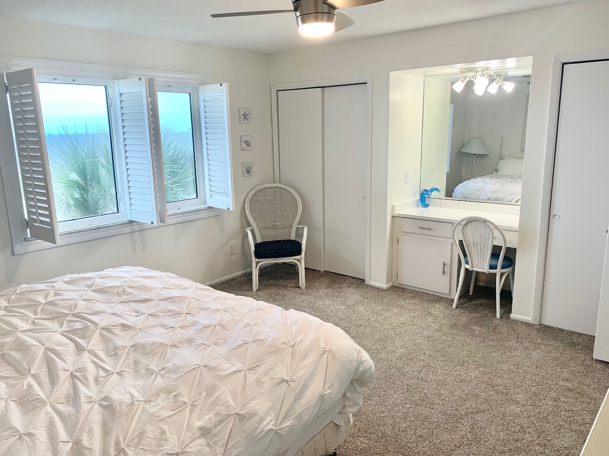 Modern Decor and Ocean Galore! New Renovated Condo