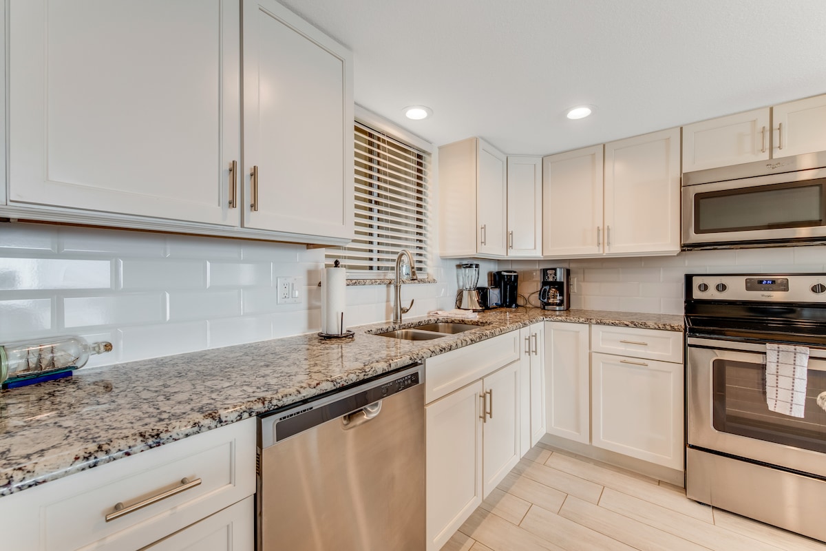 Modern Decor and Ocean Galore! New Renovated Condo