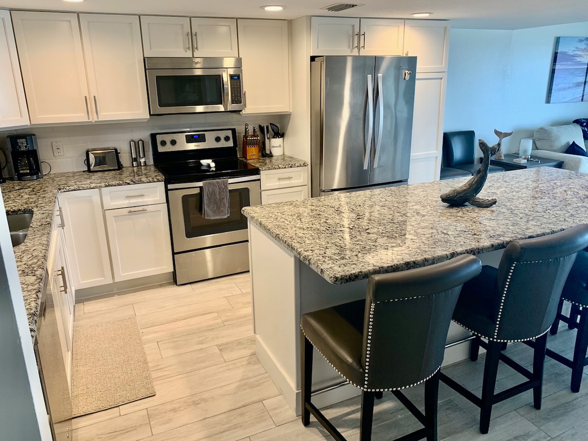 Modern Decor and Ocean Galore! New Renovated Condo
