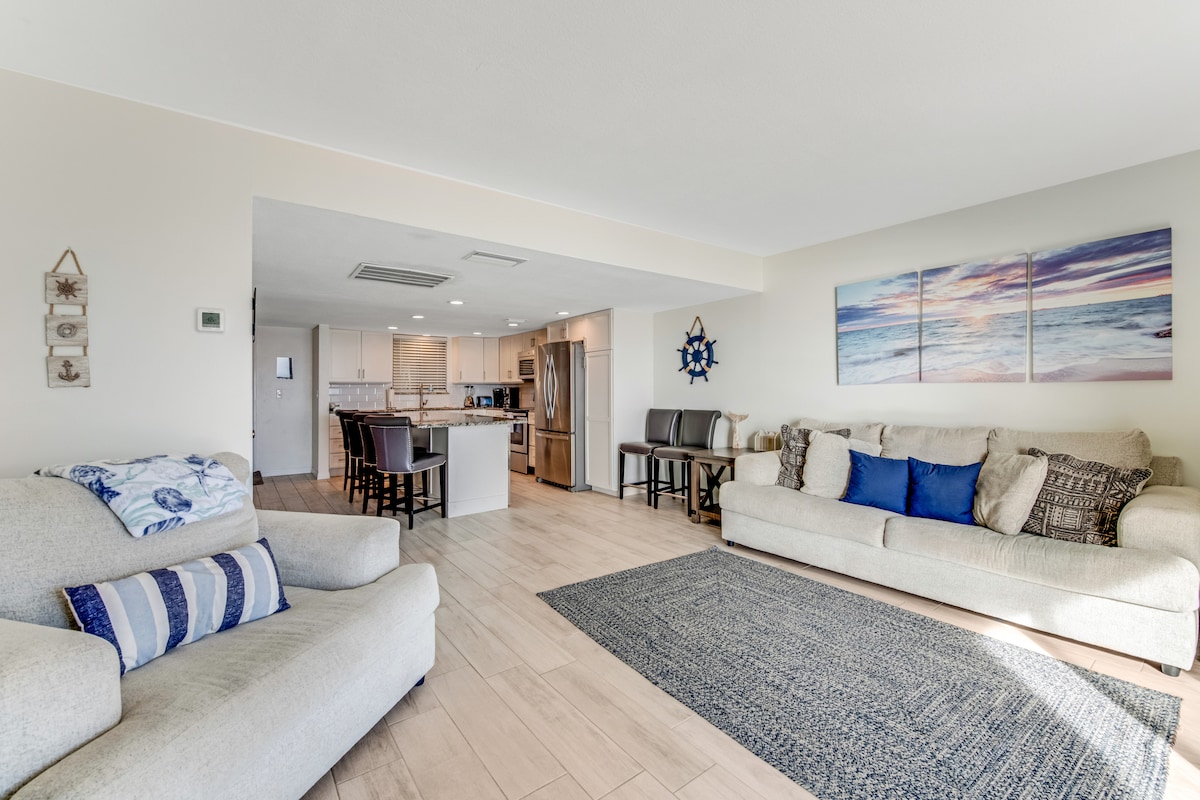 Modern Decor and Ocean Galore! New Renovated Condo