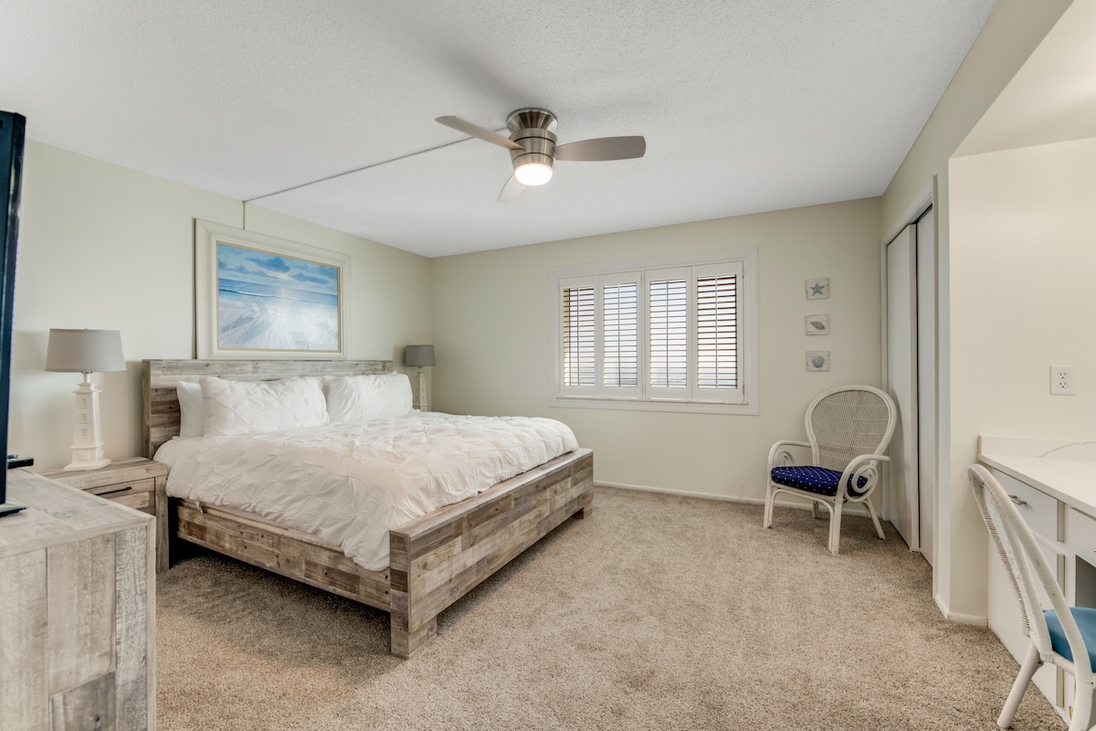 Modern Decor and Ocean Galore! New Renovated Condo