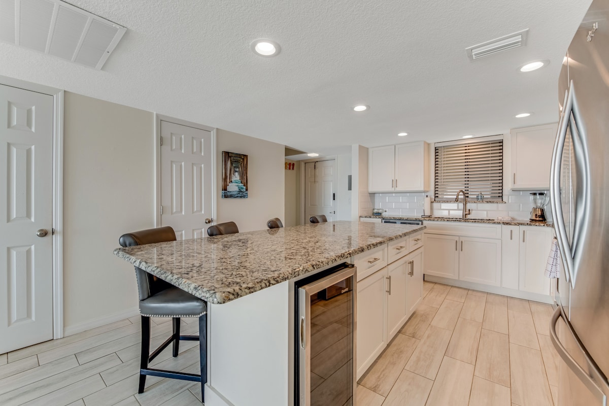 Modern Decor and Ocean Galore! New Renovated Condo