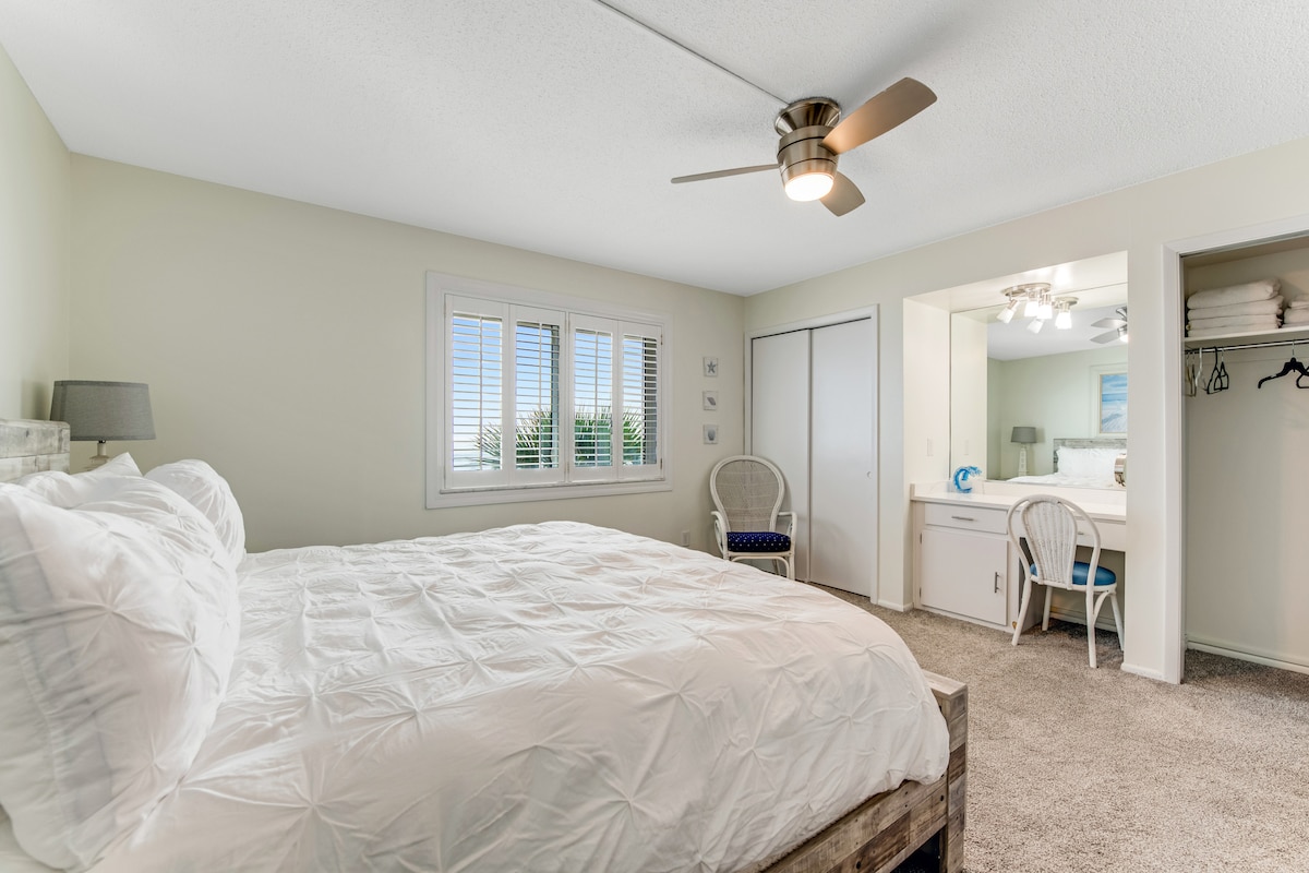 Modern Decor and Ocean Galore! New Renovated Condo