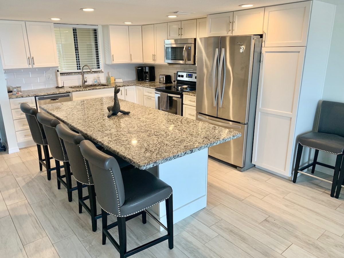 Modern Decor and Ocean Galore! New Renovated Condo