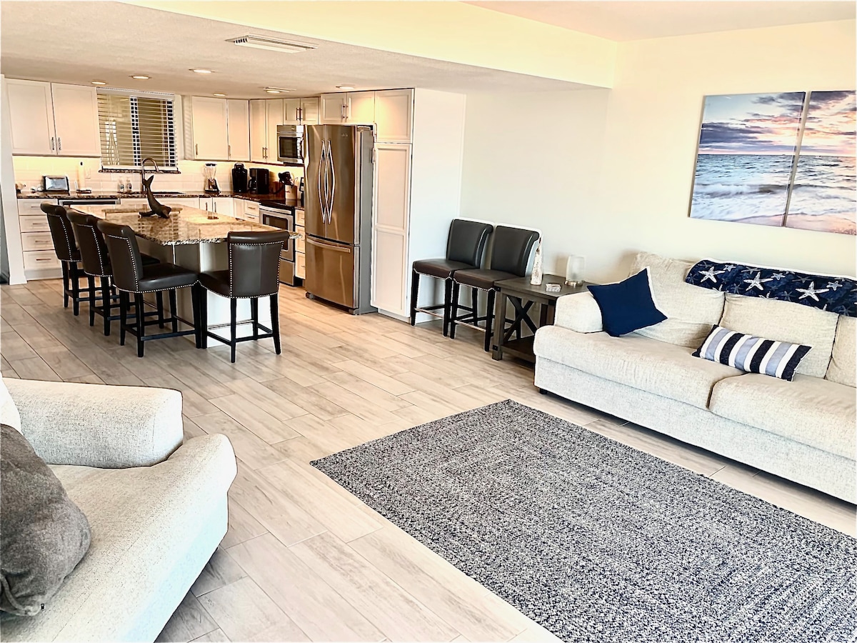 Modern Decor and Ocean Galore! New Renovated Condo