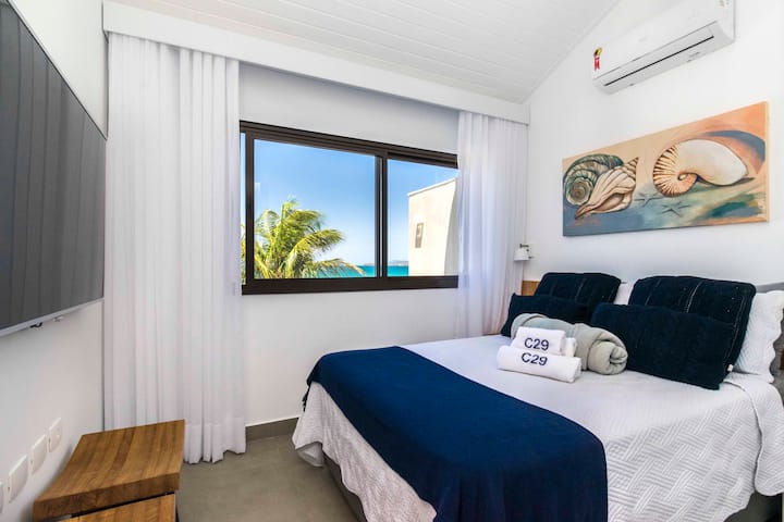 SUITE 3: Double bed.  
Widow box bed with an auxiliary single bed that pulls under the bed.  
Equipped with TV, air conditioning, ceiling fan, blackout curtain, pillows, bedding and bath. 