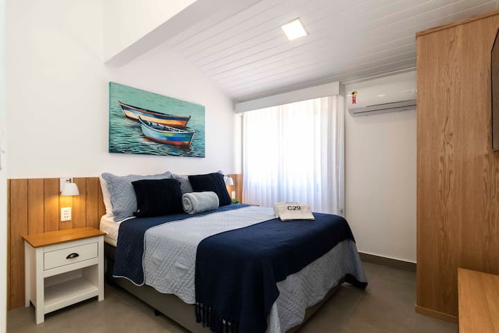 SUITE 1: Double box bed with auxiliary single bed pulls (under the bed), TV and air conditioning.