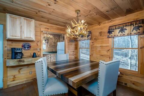 Creekside / fire pit / pizza oven / dogs / hot tub