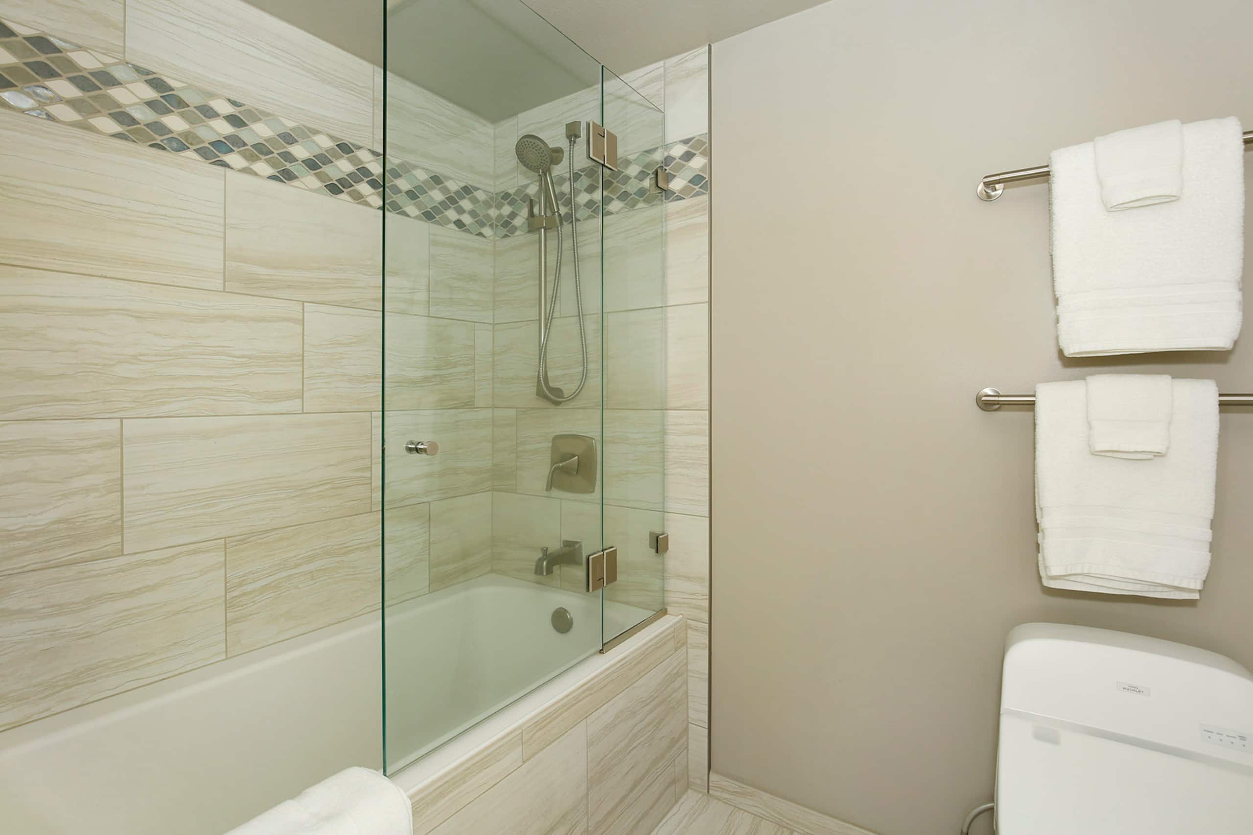 Condo in Honolulu · ★4.87 · 2 bedrooms · 4 beds · 2 private baths - Image 19