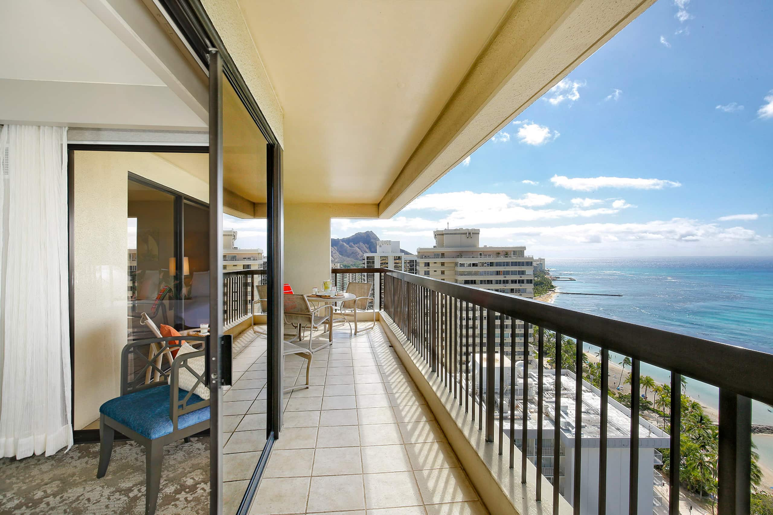 Condo in Honolulu · ★4.87 · 2 bedrooms · 4 beds · 2 private baths - Image 25