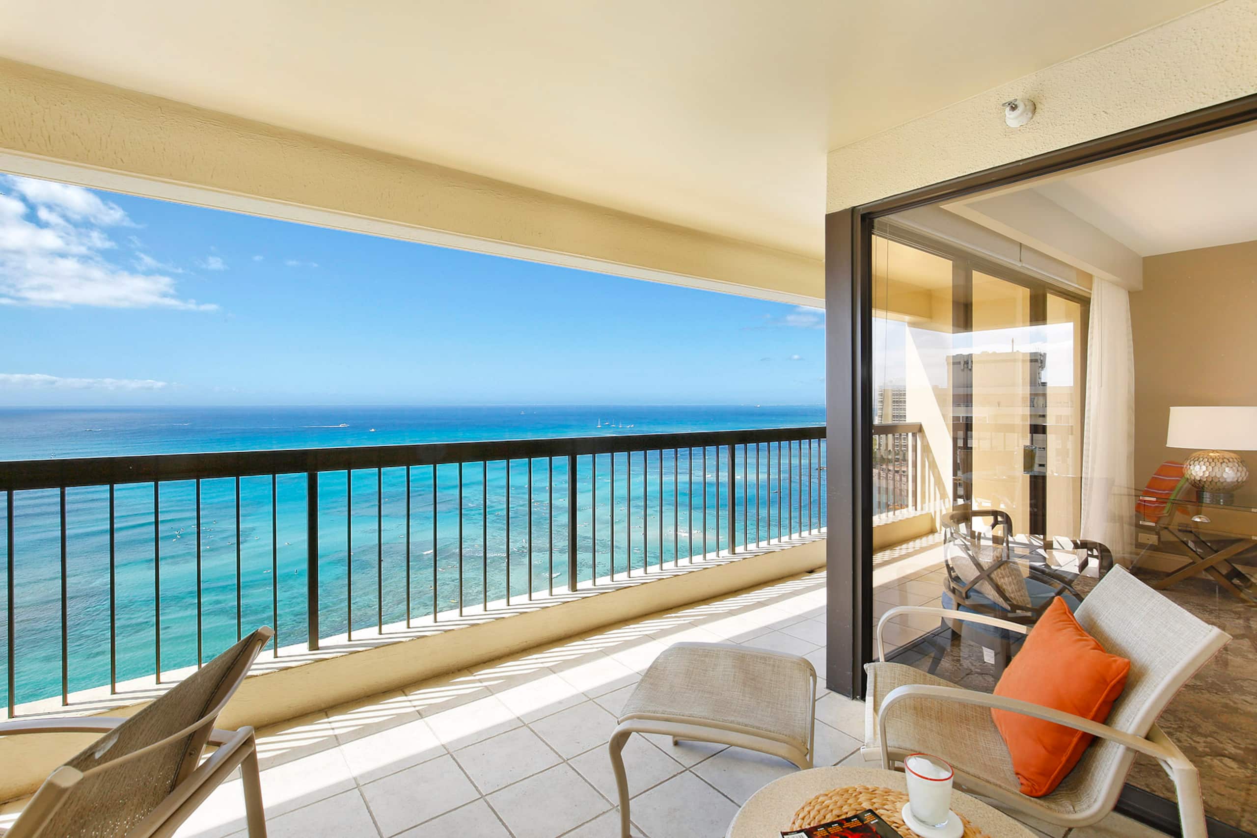 Condo in Honolulu · ★4.87 · 2 bedrooms · 4 beds · 2 private baths - Image 22