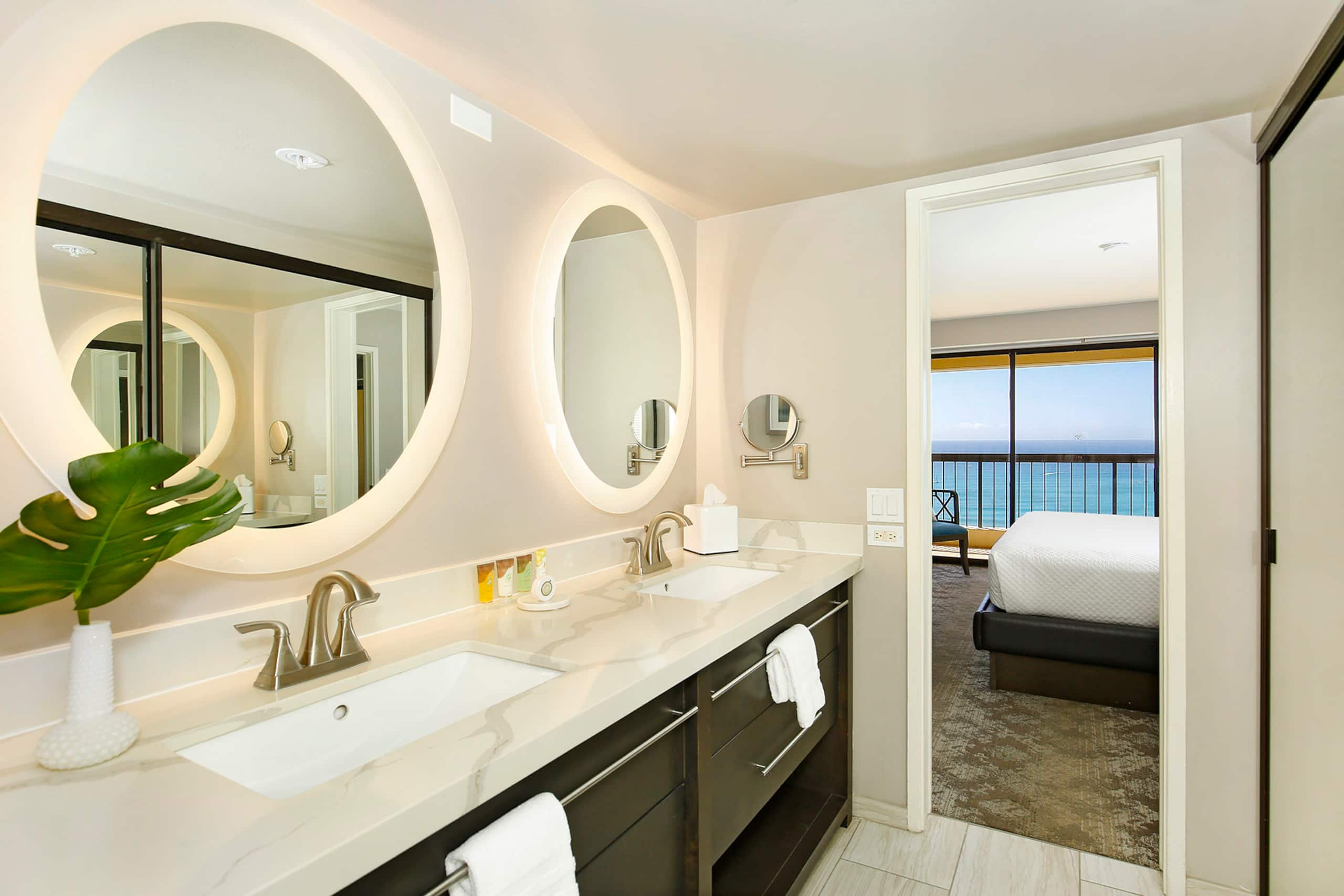 Condo in Honolulu · ★4.87 · 2 bedrooms · 4 beds · 2 private baths - Image 17