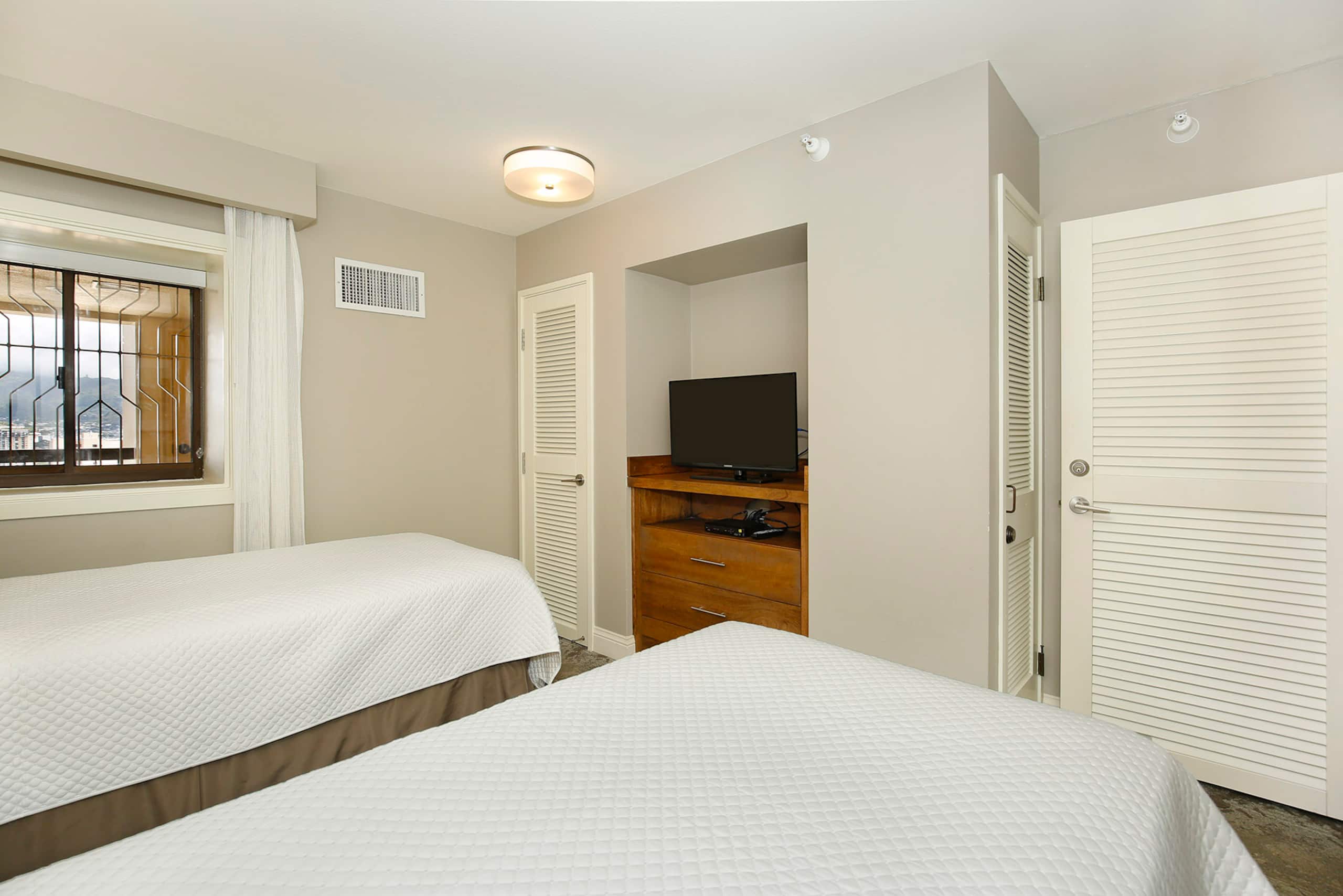 Condo in Honolulu · ★4.87 · 2 bedrooms · 4 beds · 2 private baths - Image 15