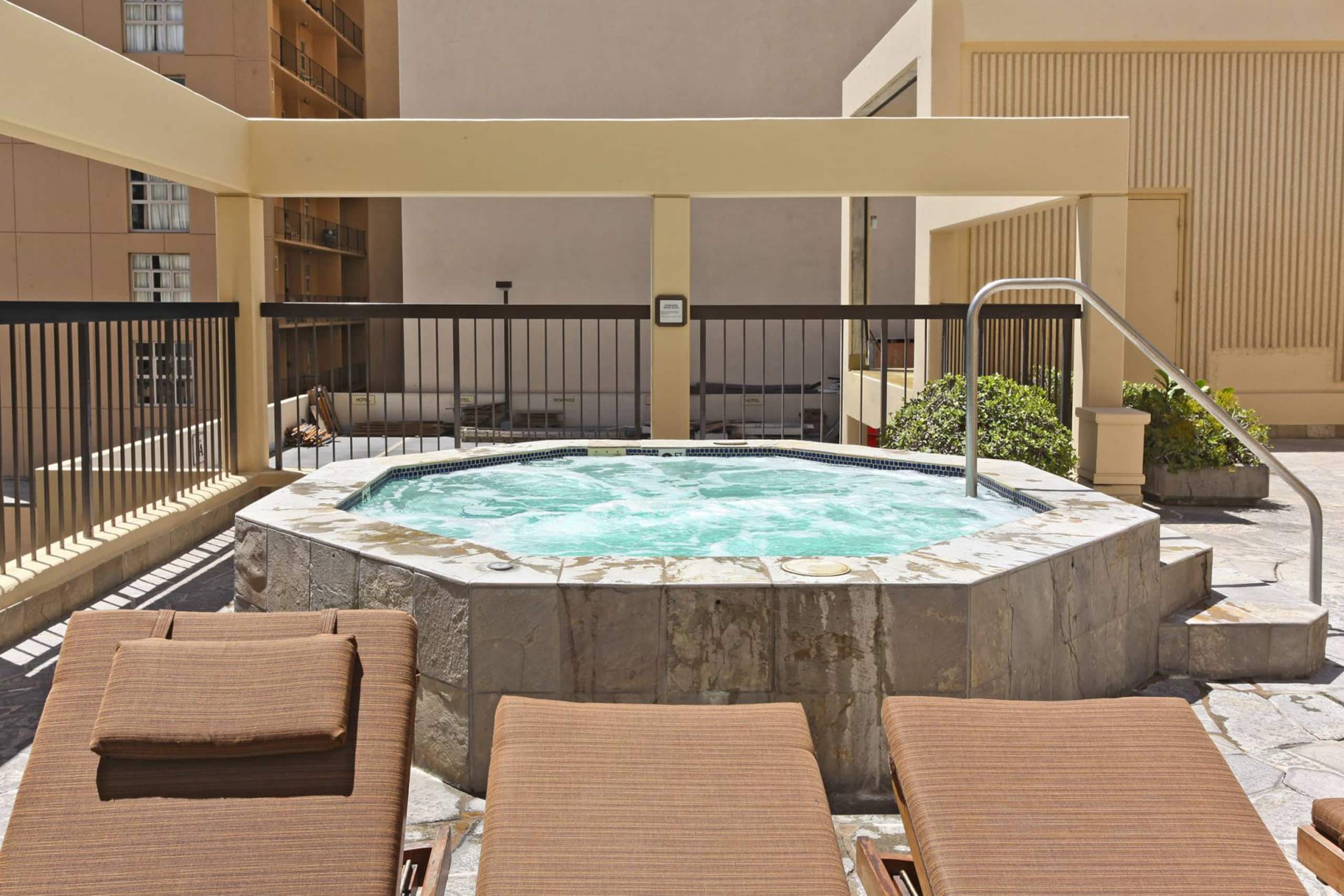 Condo in Honolulu · ★4.87 · 2 bedrooms · 4 beds · 2 private baths - Image 52