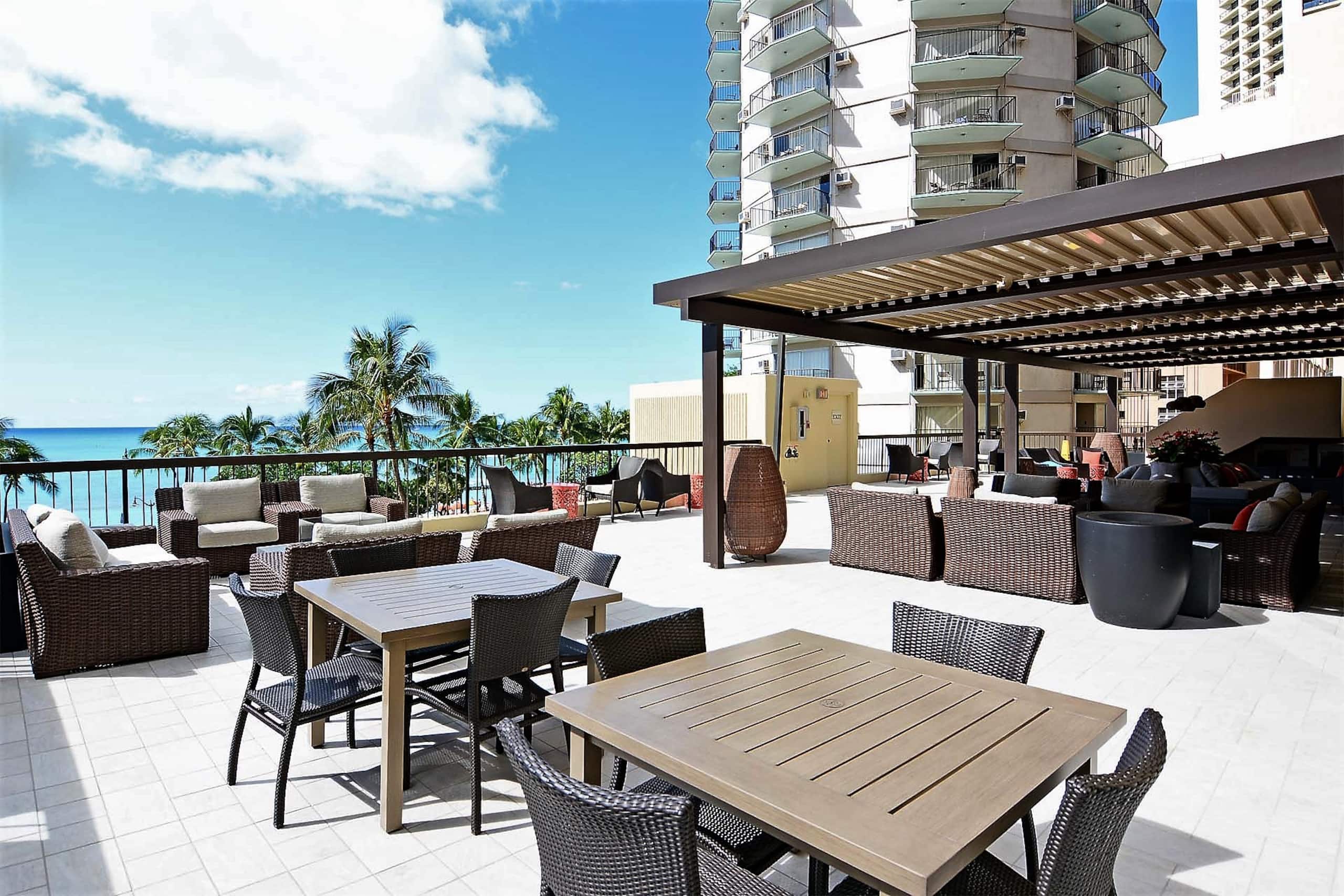 Condo in Honolulu · ★4.87 · 2 bedrooms · 4 beds · 2 private baths - Image 39