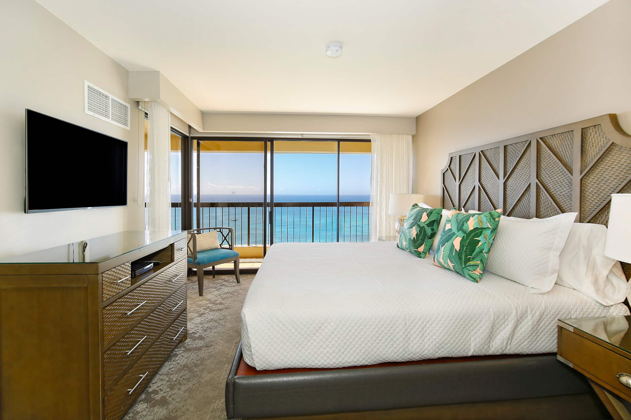 Condo in Honolulu · ★4.87 · 2 bedrooms · 4 beds · 2 private baths - Image 13