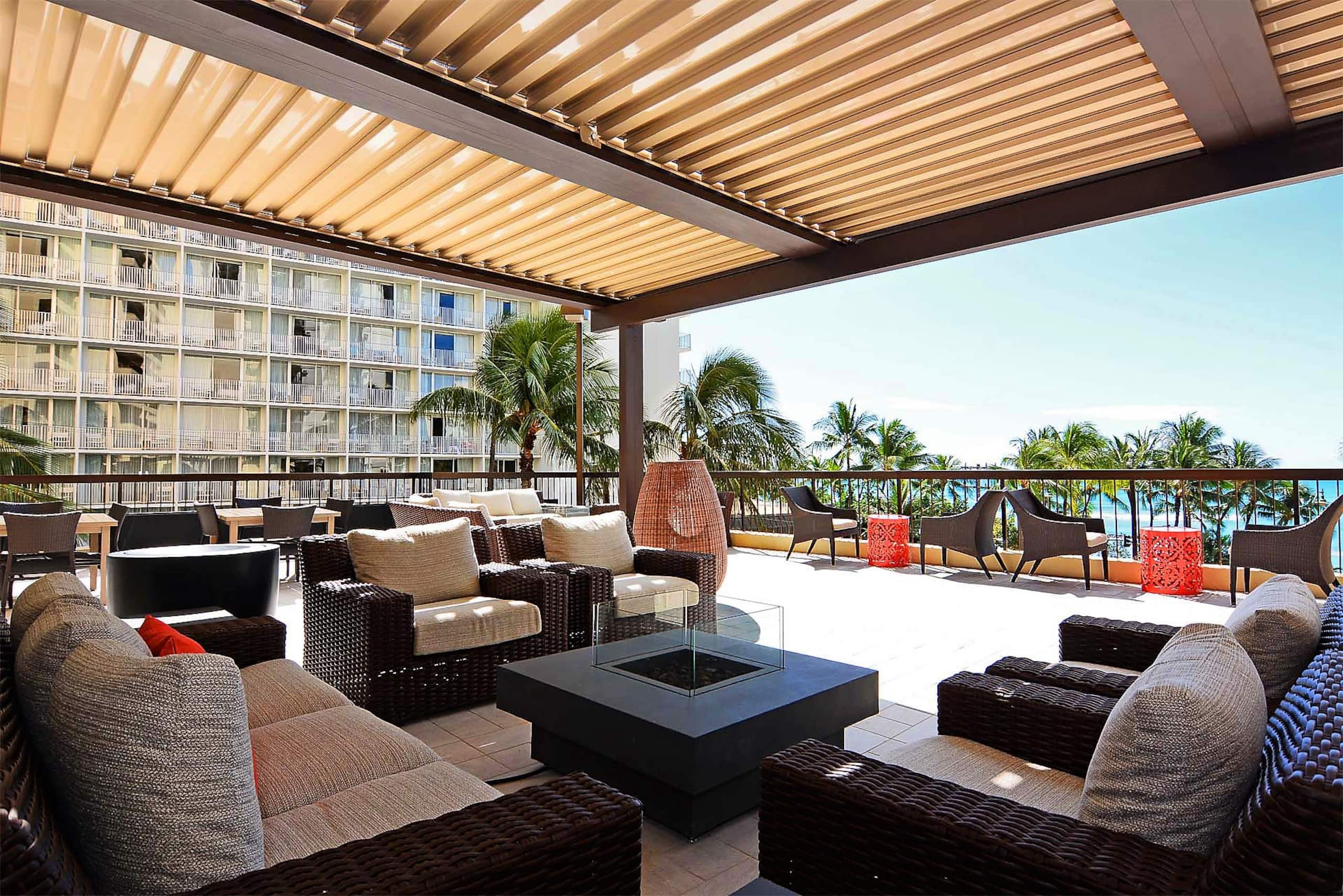 Condo in Honolulu · ★4.87 · 2 bedrooms · 4 beds · 2 private baths - Image 40