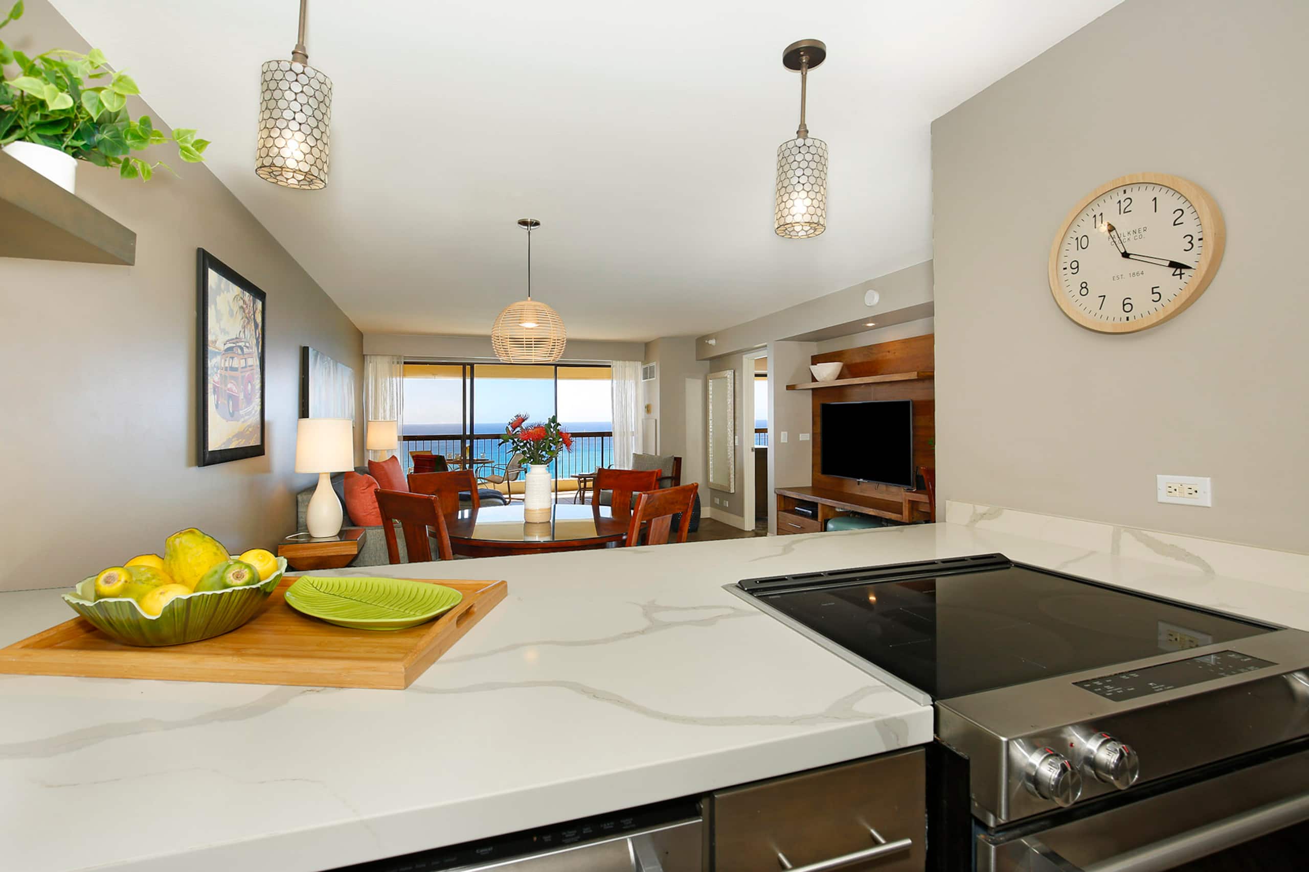 Condo in Honolulu · ★4.87 · 2 bedrooms · 4 beds · 2 private baths - Image 9