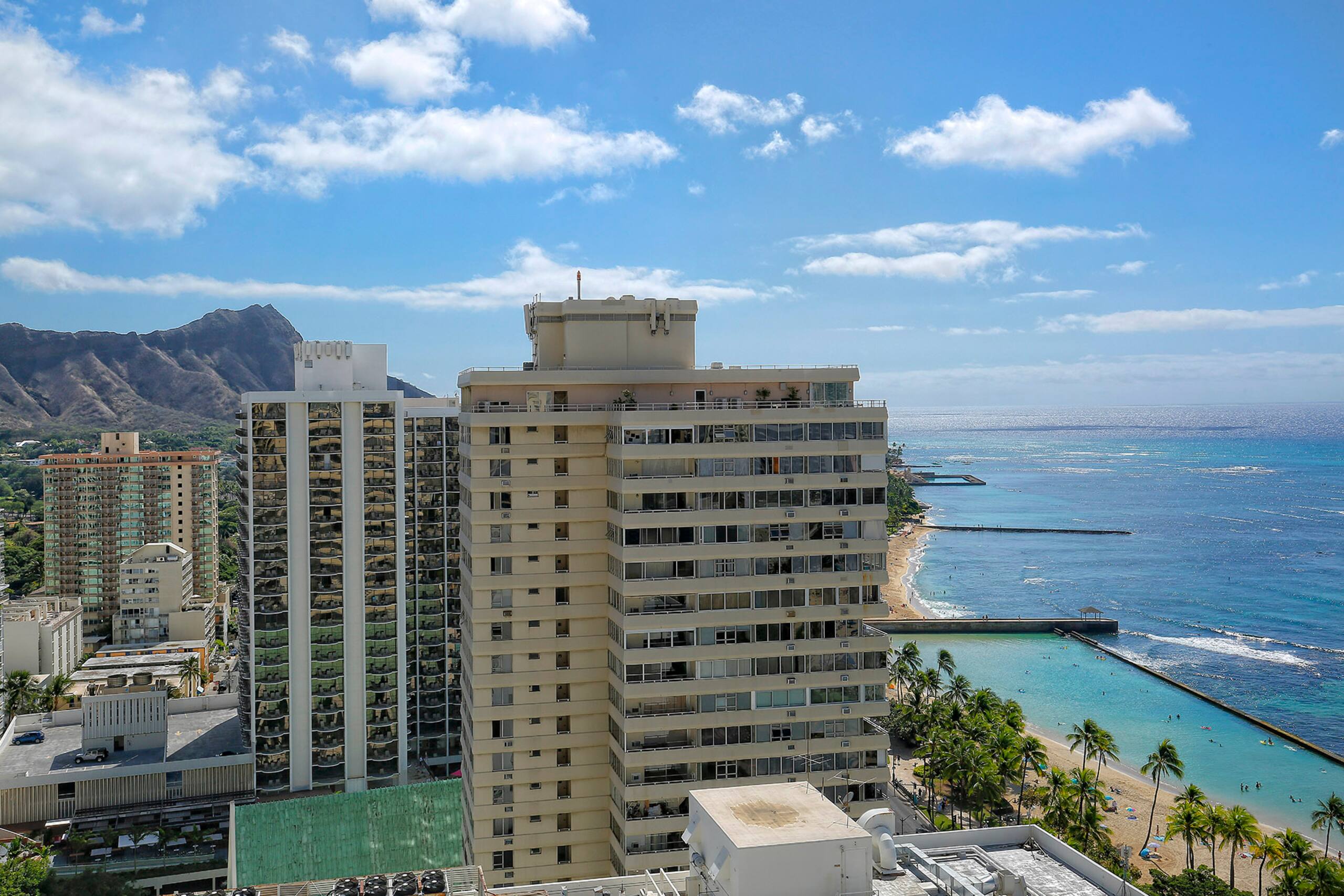 Condo in Honolulu · ★4.87 · 2 bedrooms · 4 beds · 2 private baths - Image 29