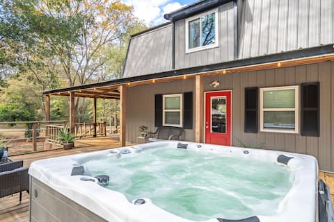 The Cottage at Hidden Creek w/ Hot Tub and Firepit