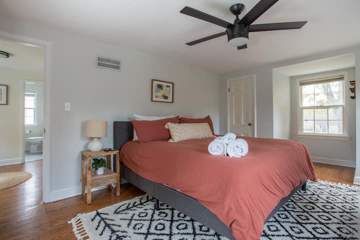 Главна спална соба со брачен кревет (широк 180-220