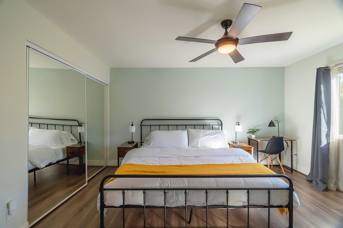 Удобно работно биро обезбедено во главната спална соба