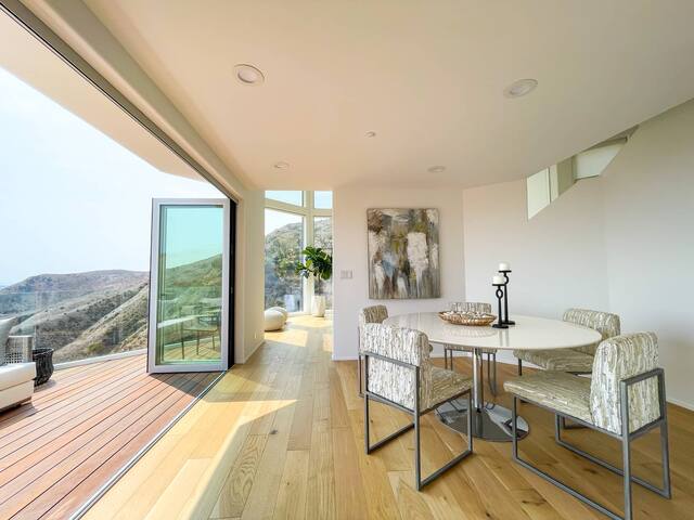 Breathtaking Malibu Ocean View Sanctuary gallery image 4