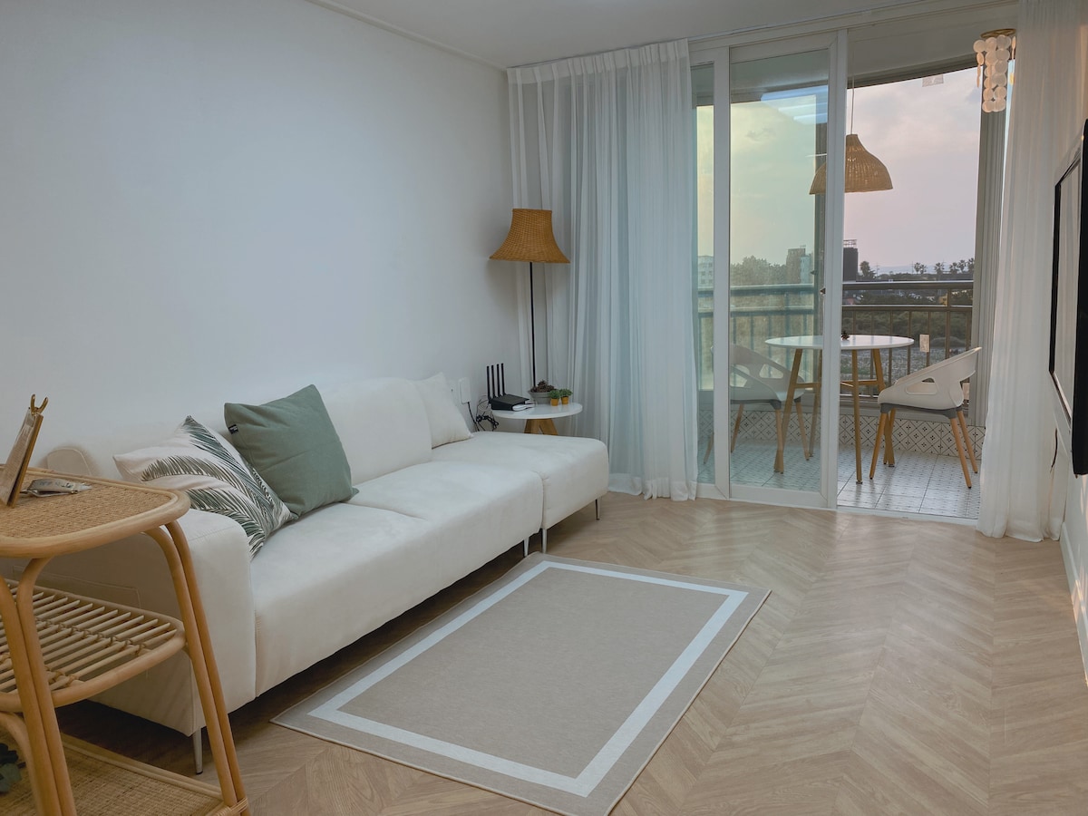 Na verandi kako biste iz kuhinje mogli uživati u čaju u dnevnom boravku
Tu je i mali stol.
U budućnosti možete na prvi pogled vidjeti more Jeju i Biyangdo.