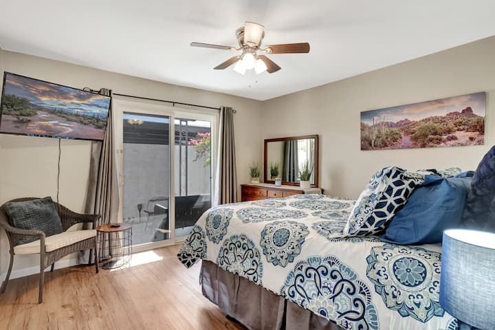 غرفة النوم 1. تلفزيون 43بوصة مع NETFLIX وHulu. انزلاق الباب إلى الفناء الخاص. 