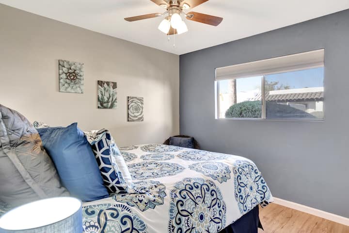 غرفة النوم 2 بإطلالة على حمام السباحة المشترك خارج الشقة مباشرة. 