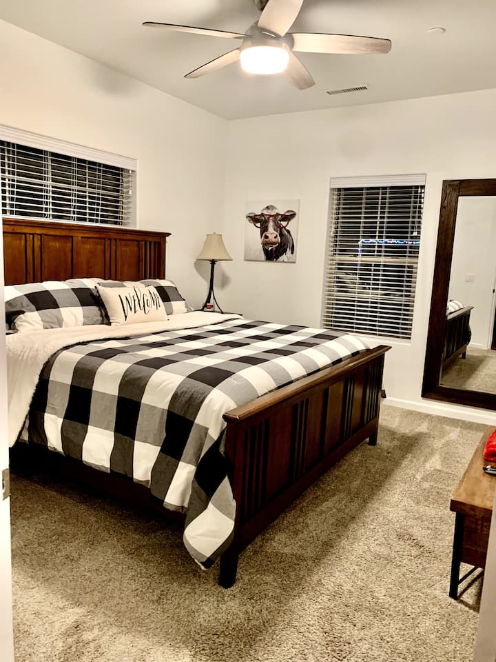 Kitanda cha ukubwa wa King kilicho na kabati ya kuingia