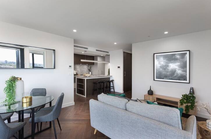 Modern 2Bdr Apartment Melb CBD gallery image 4