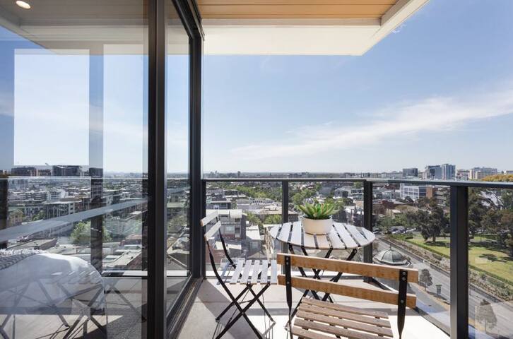 Modern 2Bdr Apartment Melb CBD gallery image 2