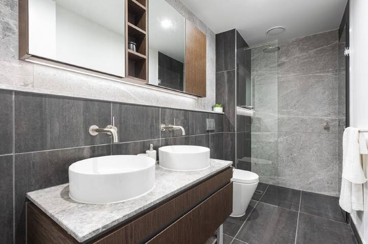 Modern 2Bdr Apartment Melb CBD gallery image 3