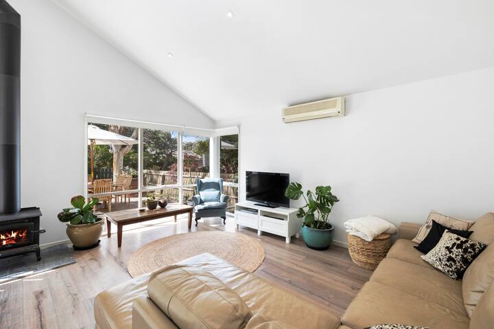 Relaxing coastal house. gallery image 5