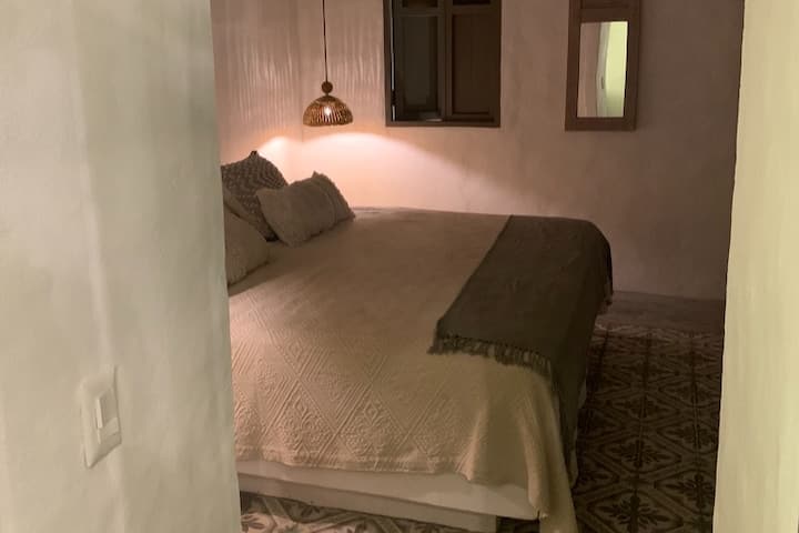 Master Room Suit Shamal. Schlafzimmer mit Kingsize-Bett