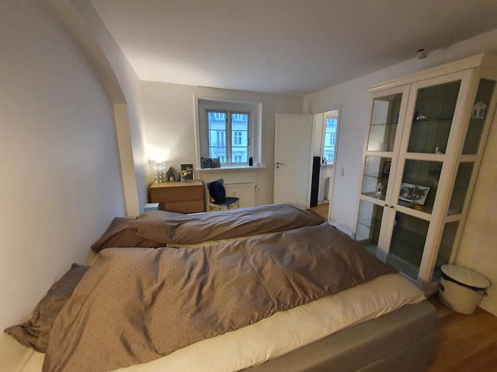 مقاس كينغ سيء 200 × 190 سم ، لذلك مع مساحة إضافية. 