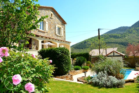 Chez Montagnes: Family friendly retreat with pool