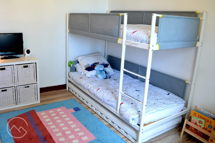 Spálňa 3 je miestom, kde sa deti budú cítiť ako doma! Trojlôžková poschodová posteľ. Zábradlie na spodnú poschodovú posteľ a detskú postieľku s posteľnou bielizňou je k dispozícii na požiadanie bez ďalších nákladov.