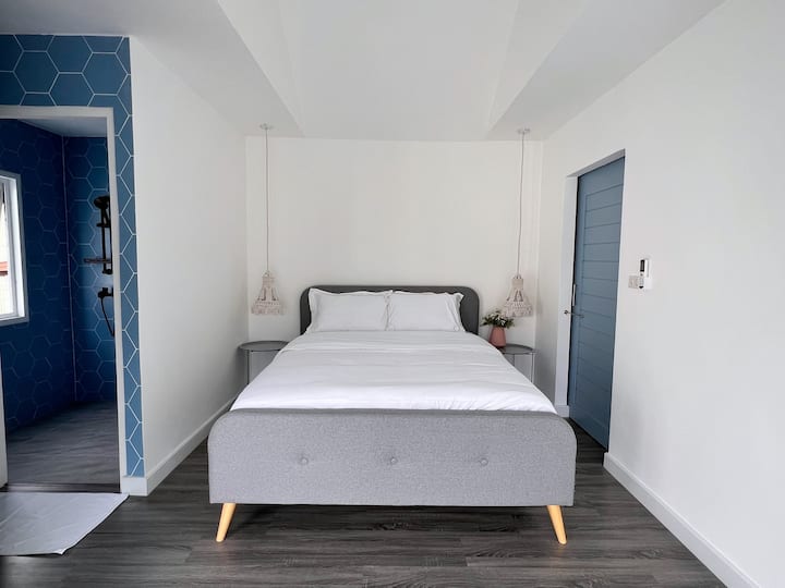 三楼卧室，1.5米双人床，一客一换布草。