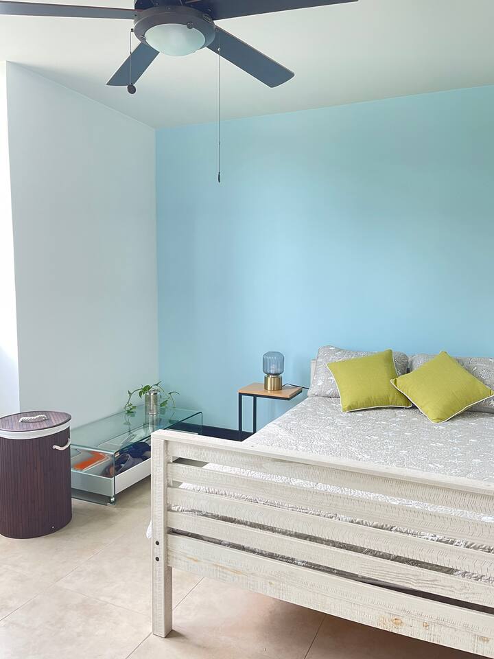 Druhá spálňa mala dvojlôžkové aj veľké postele.
Druhá kúpeľňa je prepojená priamo s druhou spálňou.