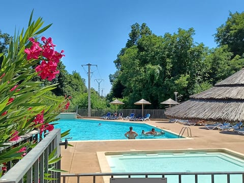 T3 ground floor with garden and pool by the beach.