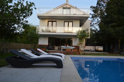 Casa Sobreomar, pool, forest and beach. Groups.