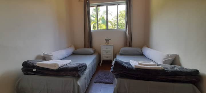 带双人床的房间，可欣赏美丽的湖景