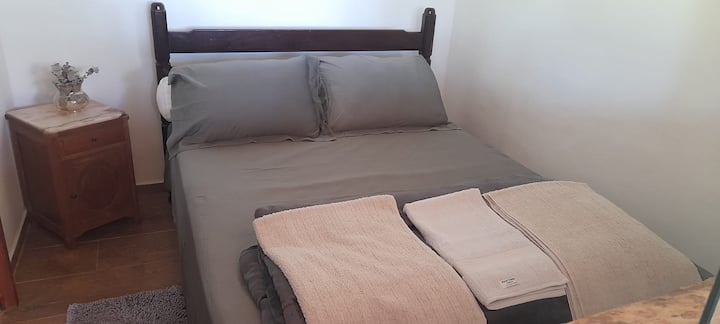 带双人床的房间。在装修之前，这种氛围已经存在老农舍的结构中，因此相对较小。但非常温馨，尤其是在寒冷的夜晚。