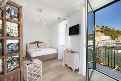 Sorrento Romantic Getaway | Sea-Front Balcony ☆