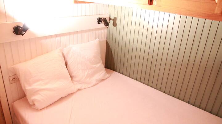 غرفة النوم 2 (في الطابق الأول)