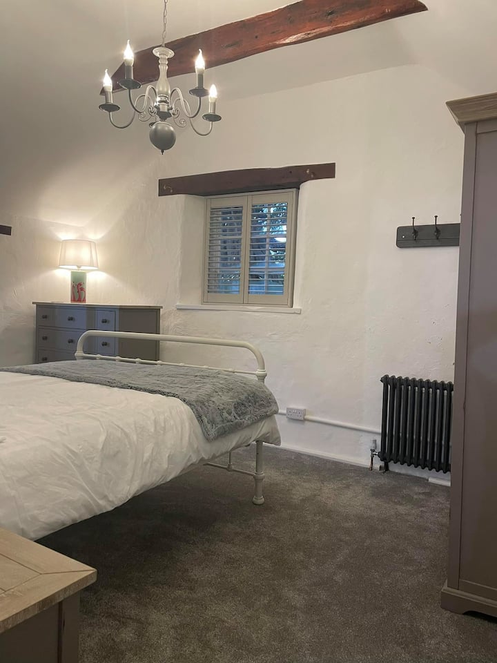 Dobro došli u spavaću sobu 3, najveću od tri sobe. Uživajte u svojoj eleganciji, naglašene očaravajućim lusterom. Otkrijte dovoljno prostora za odlaganje s ormarom i komodom kako biste osigurali okruženje bez nereda.