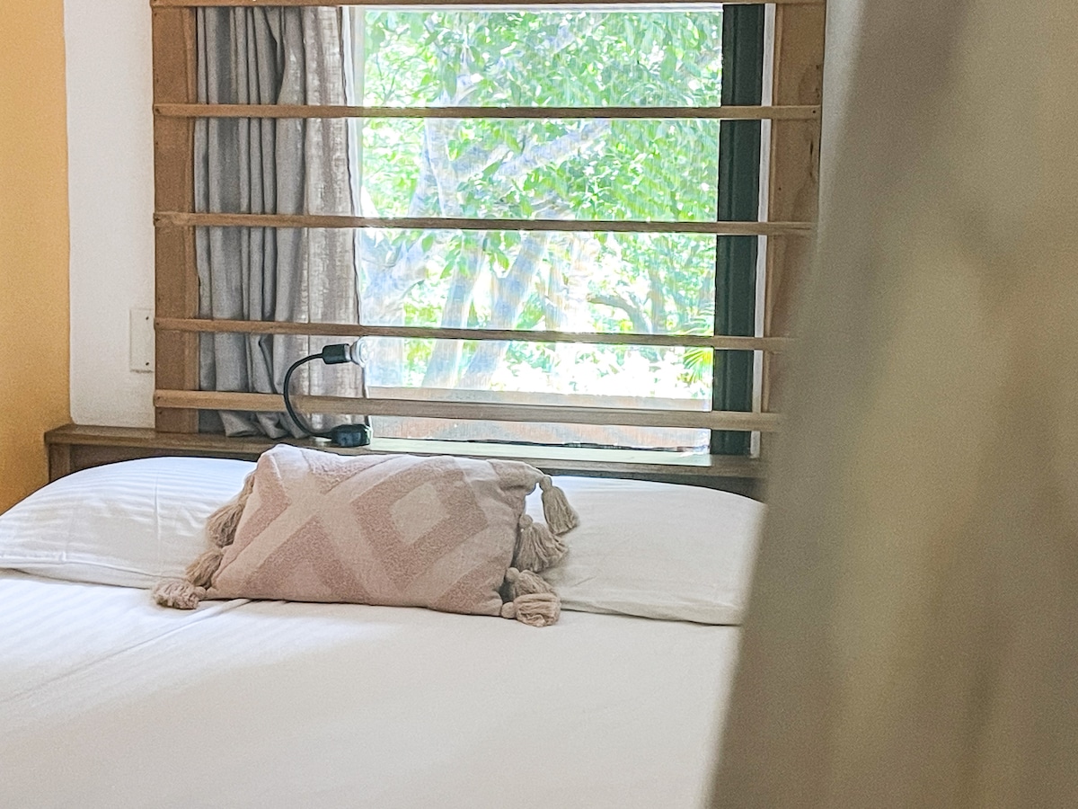 Spálňa s manželskou posteľou, dve veľké skrinky na oblečenie, dve umývadlá a klimatizácia.